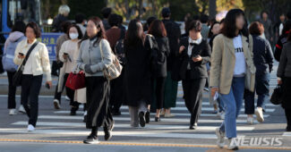 [서울=뉴시스] 김선웅 기자 = 월요일인 30일은 전국에 가끔 구름이 많겠다. 낮과 밤의 기온차가 큰 날씨가 이어지겠으니 건강관리에도 유의해야 한다. 사진은 서울 아침 최저기온이 어제보다 5도 가량 낮아진 8도를 기록한 지난 17일 오전 서울 세종로사거리에서 긴팔옷을 입은 시민들이 길을 걷고 있는 모습. 2023.10.17. mangusta@newsis.com